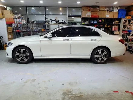 벤츠 E300 전체랩핑 화이트펄 재시공, 의정부에서도 가까운 오토아틀리에.