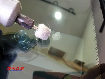 부산 유리복원 - G4 렉스턴 돌에 맞아 금간 전면 유리용접 / 부산 해운대