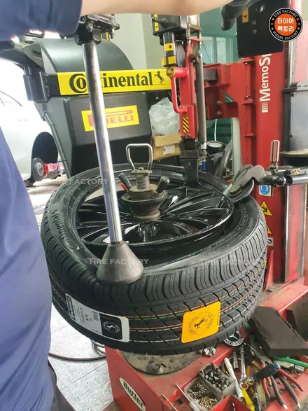[벤츠휠도색]벤츠 CLS클래스 (c257) cls400d 19인치 순정휠 블랙유광 휠복원&휠도색 + 캘리퍼도색 레드도장 +(콘티넨탈 프로콘택트 RX 245-40-19 , 275-3 / 남양주시 별내동
