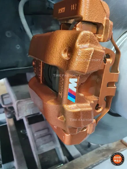 [남양주휠도색][남양주캘리퍼도색]BMW 1시리즈 (F20) 118d 18인치 블랙유광 휠복원&휠도색 + 캘리퍼도색 오렌지골드 도장 / 남양주시 별내동