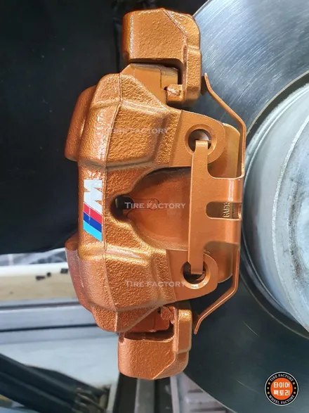 [남양주휠도색][남양주캘리퍼도색]BMW 1시리즈 (F20) 118d 18인치 블랙유광 휠복원&휠도색 + 캘리퍼도색 오렌지골드 도장 / 남양주시 별내동