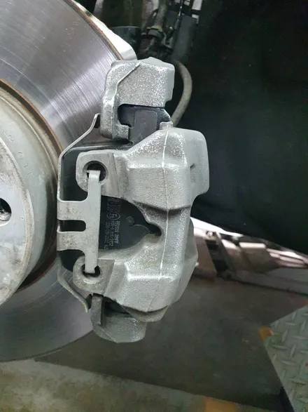 [남양주휠도색]BMW 320d (F30) 18인치 블랙유광 휠복원&휠도색 + 캘리퍼도색 레드도장 / 남양주시 별내동