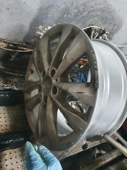 벤츠c클래스(W205)C220d 17인치 메탈릭실버 휠복원&휠도색                     타이어교체 225-50-17 브릿지스톤 포텐쟈RE97AS-02 두본 작업니다 / 남양주시 별내동