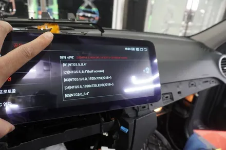 벤츠 W204 후기형 순정 모니터 옵션 C클래스 해외직구 12.3인치 모니터 손잡이 일체형 후방카메라 GPS는 순정 안테나 연결 사용