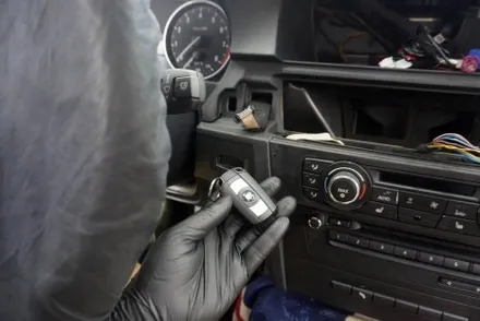 BMW E 바디 3시리즈 328 컨버터블 해외 직구 안드로이드 올인원 15인치 와이드 모니터 교체  신형 스마트키 이지가드 설치 작업