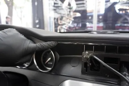 벤츠 C63AMG 쿠페 W204 후기형 국산 모니터 M2C 탈거 알리익스프레스 해외 직구 8.8인치 모니터 교체 설치 우리 동네는 고수가 작업한다