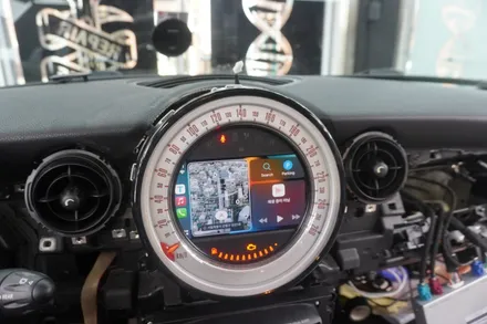 [예약제1인시공 캡틴홍] BMW 미니 쿠퍼 순정 모니터 비주얼부스터 옵션 차량에 애플 카플레이 안드로이드오토 후방카메라 2채널 블랙박스 Q100V 시공