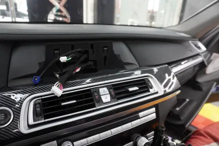 BMW 7시리즈 CIC 옵션 차량 모니터 교체 12.3인치 안드로이드모니터 시공시 음성 연결은 AUX 케이블 별도 작업이 필요 합니다