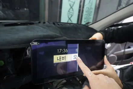 [벤츠내비게이션AS지정점 캡틴홍] 벤츠 C클래스 W204 후기형 해외직구 안드로이드모니터 내비게이션 AUX코딩 트렁크 스위치 교체형 후방카메라 시공