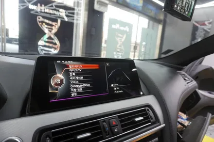 BMW 6시리즈 NBT 옵션 내비게이션 10.25 인치 안드로이드모니터 올인원 시공 GPS는 순정 안테나 연결 안정적인 수신을 체크 합니다