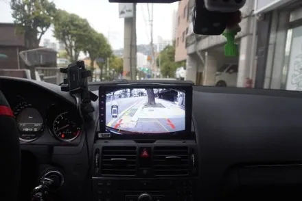 W204 C63 AMG 벤츠 C클래스 전기형 해외직구 안드로이드올인원 내비게이션 상단 매립 제품 후방카메라 연결 시공