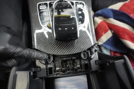 우리 동네는 고수가 작업한다 1인 시공 캡틴홍 벤츠 C63 AMG 쿠페 모니터 교체 카플레이 안드로이드오토 무선 연결 터치로  사용됩니다