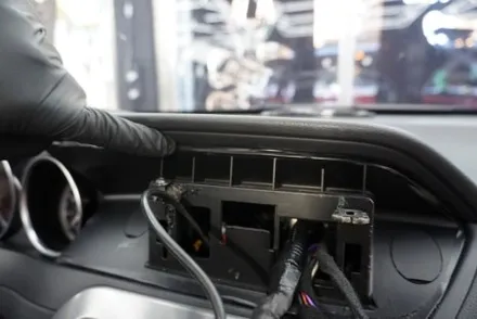 벤츠 C63AMG 쿠페 W204 후기형 국산 모니터 M2C 탈거 알리익스프레스 해외 직구 8.8인치 모니터 교체 설치 우리 동네는 고수가 작업한다