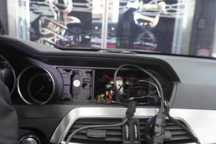 벤츠 C63AMG 쿠페 W204 후기형 국산 모니터 M2C 탈거 알리익스프레스 해외 직구 8.8인치 모니터 교체 설치 우리 동네는 고수가 작업한다