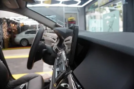 BMW 5시리즈 F10 차량  좌우 트위터 센터 스피커 하만카돈 커버 이용 교체 12.3인치 안드로이드모니터 올인원 내비게이션 시공