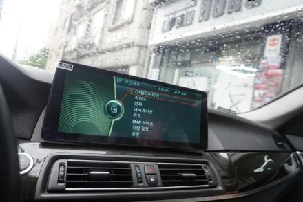 우리 동네는 고수가 작업한다 캡틴홍 BMW F10 5시리즈 CIC 옵션 해외 직구 모니터 재작업 1인 시공 작업 과정 모니터 조립 상태 비교해 보세요