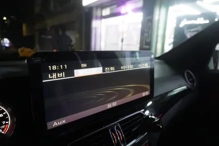[벤츠내비게이션AS공식지정점 캡틴홍] 벤츠 C클래스 W204 후기형 C63AMG 해외직구 안드로이드모니터 올인원 내비게이션 상하좌우 각도 조절 후방카메라 교체 시공