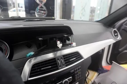[벤츠내비게이션AS공식지정점 캡틴홍] 벤츠 C클래스 W204 후기형 내비게이션 후방카메라 국산12.3인치 모니터 안드로이드셋탑 M2C200A플러스 AUX코딩후 매립 시공