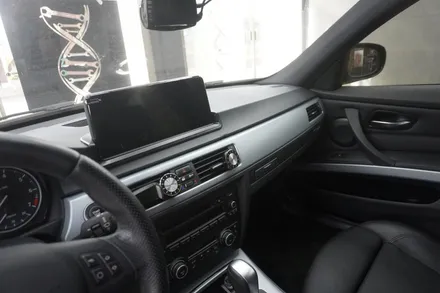 BMW 3시리즈 E90 대시보드 타공후 시공되는 10.25인치 안드로이드모니터 올인원 내비게이션 아이드라이브 후방카메라 교체 시공