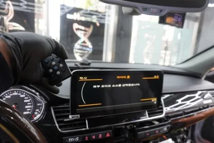 아우디 국산12.3인치 모니터 NV700 NO.35번째 시공 차량은 아우디 A8 D4 내공이 필요한 커스텀 브라켓 작업 완벽한 핏으로 누가 마무리 하죠 바로 전국구 실력자 캡틴홍