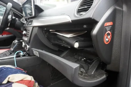 벤츠 C63AMG 쿠페 W204 후기형 국산 모니터 M2C 탈거 알리익스프레스 해외 직구 8.8인치 모니터 교체 설치 우리 동네는 고수가 작업한다