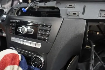 벤츠 C63AMG 쿠페 W204 후기형 국산 모니터 M2C 탈거 알리익스프레스 해외 직구 8.8인치 모니터 교체 설치 우리 동네는 고수가 작업한다