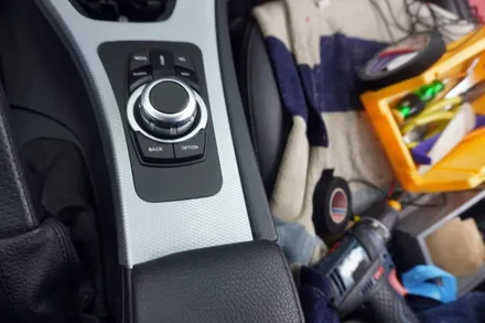 BMW 3시리즈 E90 대시보드 타공후 시공되는 10.25인치 안드로이드모니터 올인원 내비게이션 아이드라이브 후방카메라 교체 시공