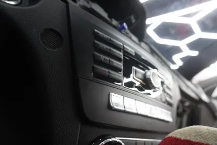 벤츠 C63AMG 쿠페 W204 후기형 국산 모니터 M2C 탈거 알리익스프레스 해외 직구 8.8인치 모니터 교체 설치 우리 동네는 고수가 작업한다