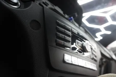 벤츠 C63AMG 쿠페 W204 후기형 국산 모니터 M2C 탈거 알리익스프레스 해외 직구 8.8인치 모니터 교체 설치 우리 동네는 고수가 작업한다
