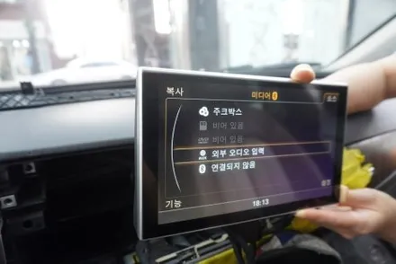 아우디 A6 C7 순정 모니터 파손 이번건은 좀 심한거 아닙니까! 순정 브라켓 LVDS 케이블 영상 전원 핀까지 손상 탈거후 교체 수리후 해외직구 9인치 모니터 설치 작업