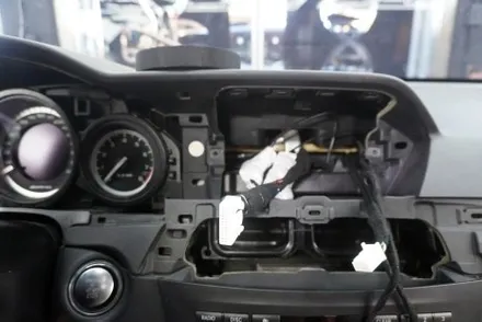 벤츠 C63AMG 쿠페 W204 후기형 국산 모니터 M2C 탈거 알리익스프레스 해외 직구 8.8인치 모니터 교체 설치 우리 동네는 고수가 작업한다