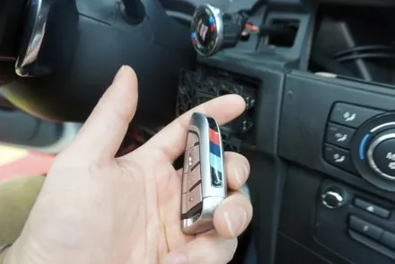 BMW E 바디 3시리즈 328 컨버터블 해외 직구 안드로이드 올인원 15인치 와이드 모니터 교체  신형 스마트키 이지가드 설치 작업