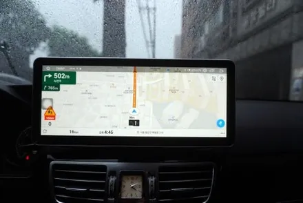 벤츠E클래스 W212 지니내비게이션 모니터 블랙아웃 문제 탈거후 후방카메라도 교체 국산 12.3인치 NV700 네트워크전자 벤츠 선물 세트 시공
