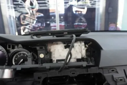 벤츠 C63AMG 쿠페 W204 후기형 국산 모니터 M2C 탈거 알리익스프레스 해외 직구 8.8인치 모니터 교체 설치 우리 동네는 고수가 작업한다