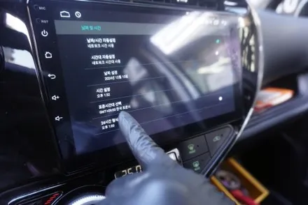 도요타 프리우스 C 해외 직구 내비게이션  모니터 교체 안드로이드 올인원 후방카메라는 커스텀으로 최대한 트렁크 중앙에 위치하도록 설치 도전