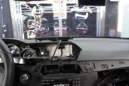 벤츠 C63AMG 쿠페 W204 후기형 국산 모니터 M2C 탈거 알리익스프레스 해외 직구 8.8인치 모니터 교체 설치 우리 동네는 고수가 작업한다
