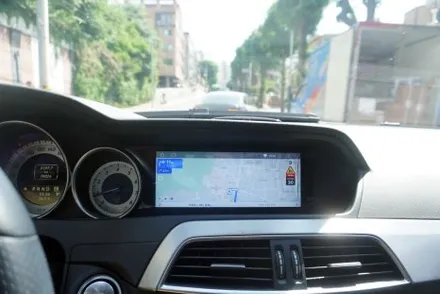 벤츠 C 클래스 W204 후기형 순정 스타일 매립형 8.8 인치 모니터 해외 직구 카플레이 안드로이드오토 올인원 설치