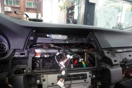 우리 동네는 고수가 작업한다 캡틴홍 BMW F10 5시리즈 CIC 옵션 해외 직구 모니터 재작업 1인 시공 작업 과정 모니터 조립 상태 비교해 보세요