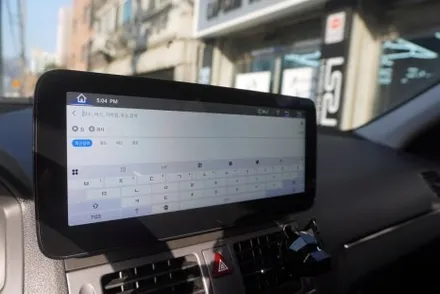 벤츠 C 클래스 W204 전기형 해외 직구 모니터 교체 후방카메라 설치 우리 동네는 자동차 전장 인스톨 20년 이상 경력 고수가 1인 시공합니다