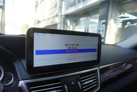 벤츠 코리아 AS 지정점 캡틴홍 E 클래스 W212 전기형 NTG4.5 해외 직구 모니터 설치  우리 동네는 고수가 컨디션 조절하며 작업한다