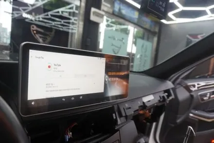 메이드인 코리아 네트워크전자 벤츠 전용 국산 12.3인치모니터 교체 설치 아트뷰 M2C200A플러스 W212 후기형 차량에 매립 시공