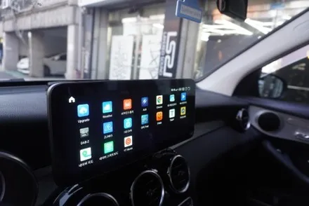 휴일 오전 예약 작업 일요일 오전 9시 1박2일 여행 전 스케줄 벤츠 GLC MNG 고사양 12.5인치 모니터 순정 GPS 연결 음성 지연 없는 AUX 코딩 후 설치