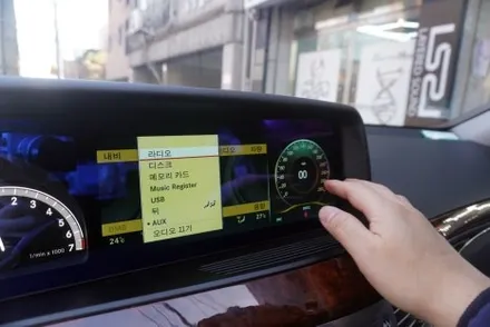 벤츠 S클래스 W221 대시보드 가죽 커버 교체 순정 계기판 사용 조립 되는 12.3인치 안드로이드모니터 올인원 시공by예약제1인시공캡틴홍
