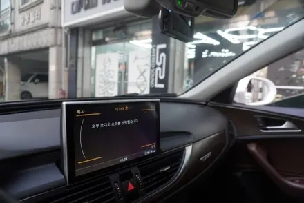 아우디 A6 C7 순정 모니터 파손 이번건은 좀 심한거 아닙니까! 순정 브라켓 LVDS 케이블 영상 전원 핀까지 손상 탈거후 교체 수리후 해외직구 9인치 모니터 설치 작업