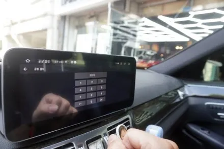 벤츠 W212 E클래스 MNX 해외직구 보급형 10.25인치 모니터 설치 순정 하이패스 오작동 하면 별도 전원 연결 필요 해요