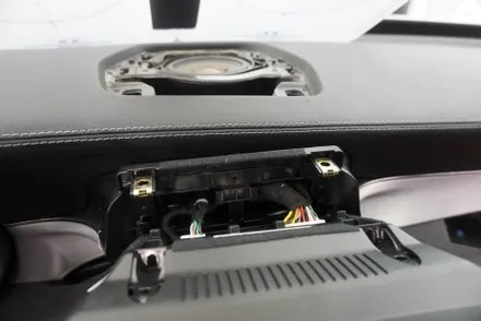 벤츠 C 클래스 C63AMG 세단  해외 직구 모니터 교체 터치로 카플레이 안드로이드오토 사용 안드로이드 올인원 설치