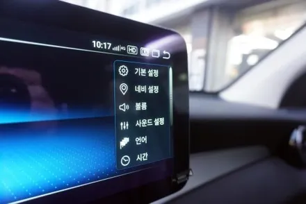 휴일 오전 예약 작업 일요일 오전 9시 1박2일 여행 전 스케줄 벤츠 GLC MNG 고사양 12.5인치 모니터 순정 GPS 연결 음성 지연 없는 AUX 코딩 후 설치