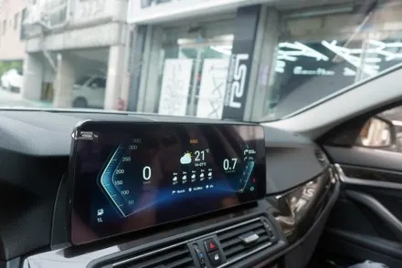 BMW 5시리즈 F10 차량  좌우 트위터 센터 스피커 하만카돈 커버 이용 교체 12.3인치 안드로이드모니터 올인원 내비게이션 시공