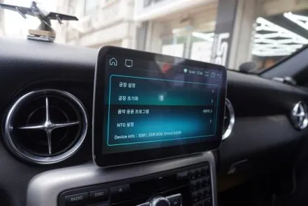 벤츠 SLK R172 지붕들뜸 고장 수리후 9인치 내비게이션 안드로이드올인원 모니터 교체 설치 후방카메라 연결 시공 자동차 튜닝 리페어 서비스 CAR아티스트 캡틴홍