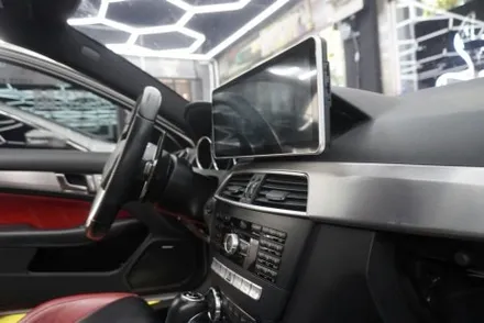 벤츠 C63AMG 쿠페 W204 후기형 국산 모니터 M2C 탈거 알리익스프레스 해외 직구 8.8인치 모니터 교체 설치 우리 동네는 고수가 작업한다